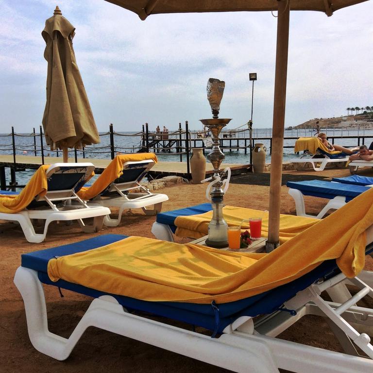 Xperience Sea Breeze Resort (Adults Only) Şarm El-Şeyh Dış mekan fotoğraf A hookah at a beach resort in Egypt